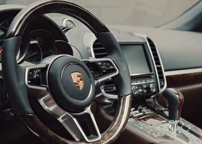 استخدمت هواوي جوال مايت 10 برو لقيادة سيارة بورش