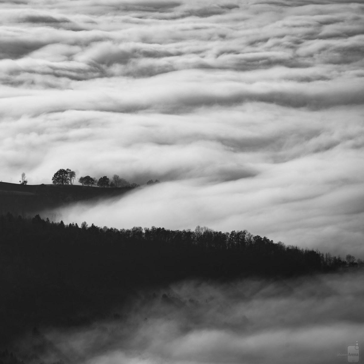 مجموعة من الخلفيات البيضاء والسوداء بجودتها العالية تناسب كل الجوالات الذكية