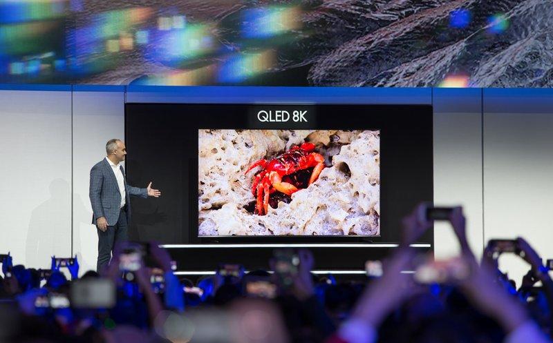 شركة سامسونج تكشف عن أكبر شاشة QLED بدقة 8K بقياس 98 بوصة