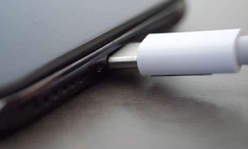 أول هاتف ايفون بمنفذ USB C بات الآن متاحاً للشراء!