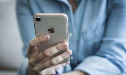 من يشتري هاتف ايفون SE رخيص الثمن؟ الأرقام تجيبك!