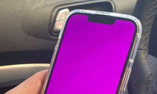مشكلة الشاشة الوردية تصيب بعض هواتف ايفون 13