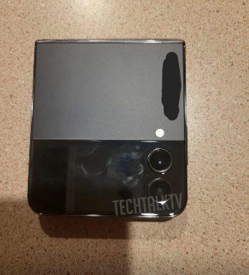 صور حية تستعرض تصميم هاتف Galaxy Z Flip 4