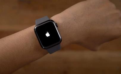 تقنيون هنود يكتشفون ثغرات أمنية في ساعة أبل الذكية.. والشركة تتصدى لها