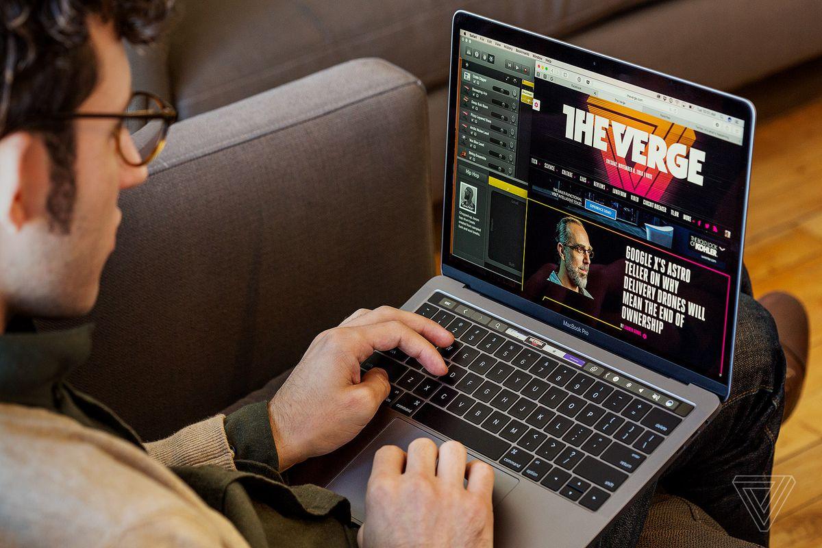 تقرير جديد ينصح مستخدمي MacBook بشحن حواسيبهم المحمولة من الجانب الأيمن لهذه الأسباب