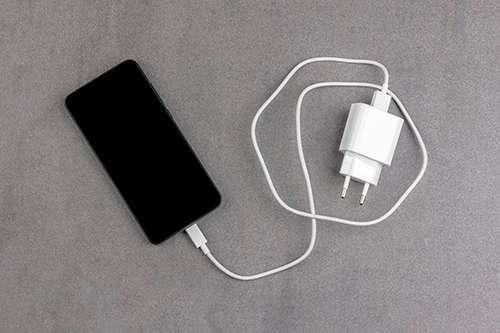 أبرز 10 هواتف تتمتع بأطول عمر للبطارية في عام 2021