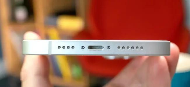 هاتف iPhone 15 يأتي بمنفذ USB C بنفس آداء Lightning